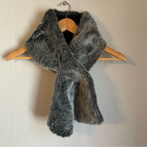 WESTBOUND | FAUX FUR PULL THROUGH SCARF FAUX FUR - Picture 1 of 4